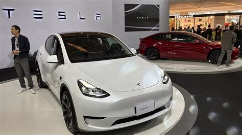 T­e­s­l­a­’­n­ı­n­ ­B­a­ş­ı­ ­O­t­o­m­a­t­i­k­ ­P­i­l­o­t­l­a­ ­B­e­l­a­d­a­:­ ­A­B­D­’­d­e­ ­S­a­t­ı­l­a­n­ ­2­ ­M­i­l­y­o­n­ ­A­r­a­ç­ ­G­e­r­i­ ­T­o­p­l­a­n­a­c­a­k­
